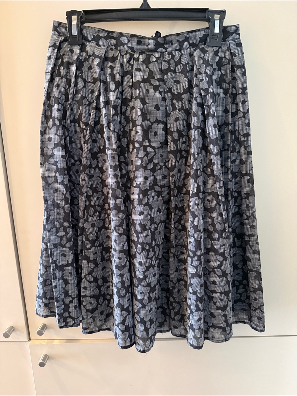 Brooks Brothers - feminine but professional - size 2 skirt - practically new